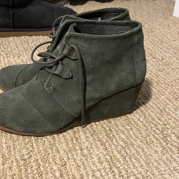 Tom’s heels - Picture 2 of 3